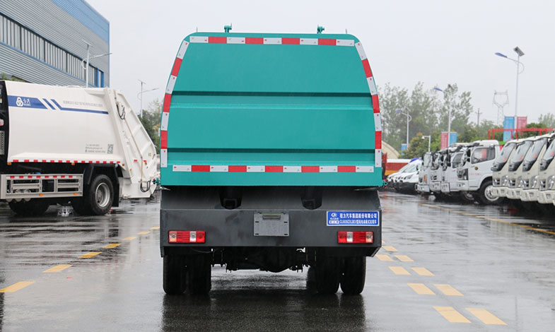 4.6方東途逸純電動風(fēng)箱式垃圾運(yùn)輸車圖片5