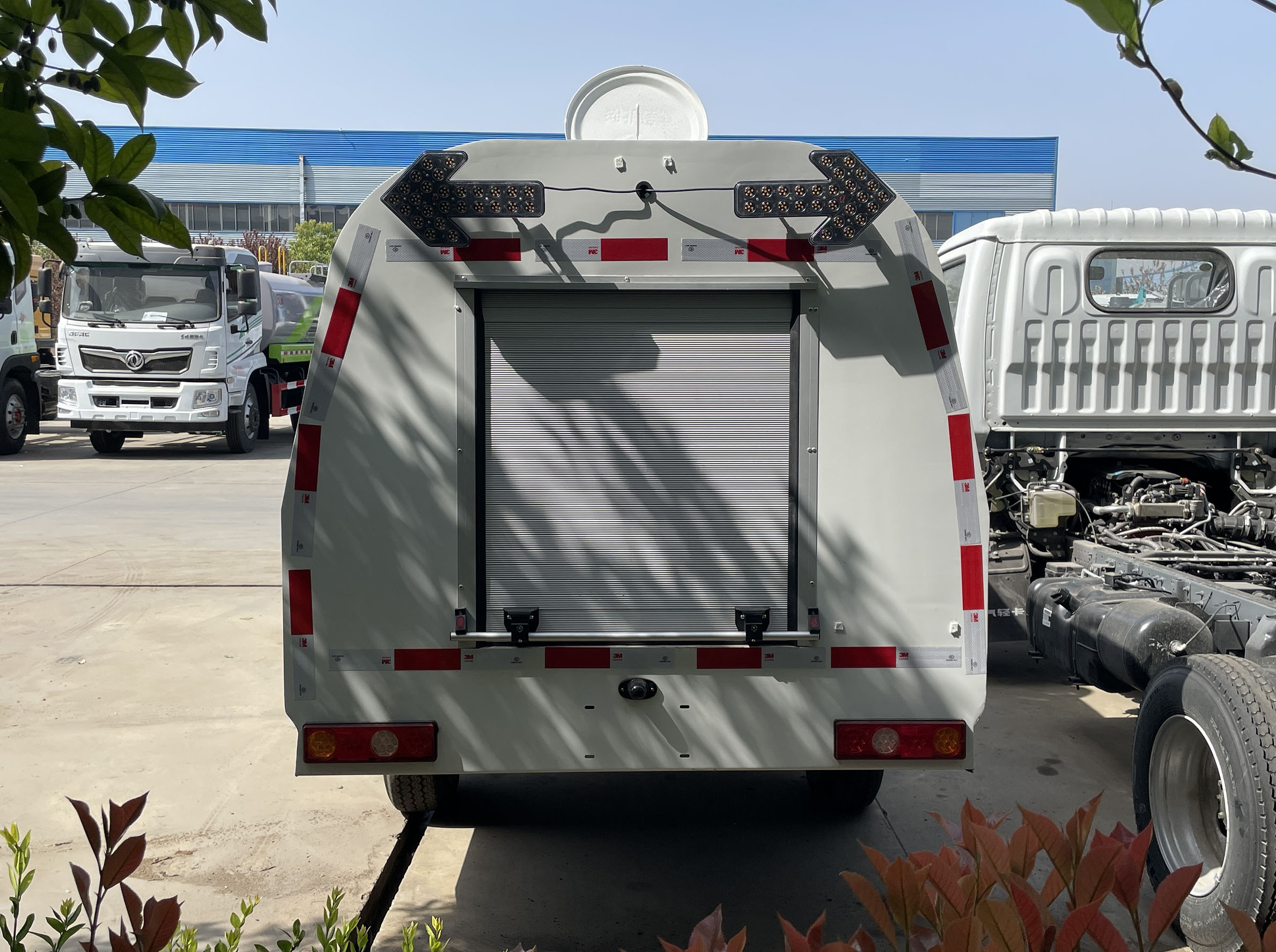 東風(fēng)途逸純電動(dòng)多功能路面養(yǎng)護(hù)車圖片5