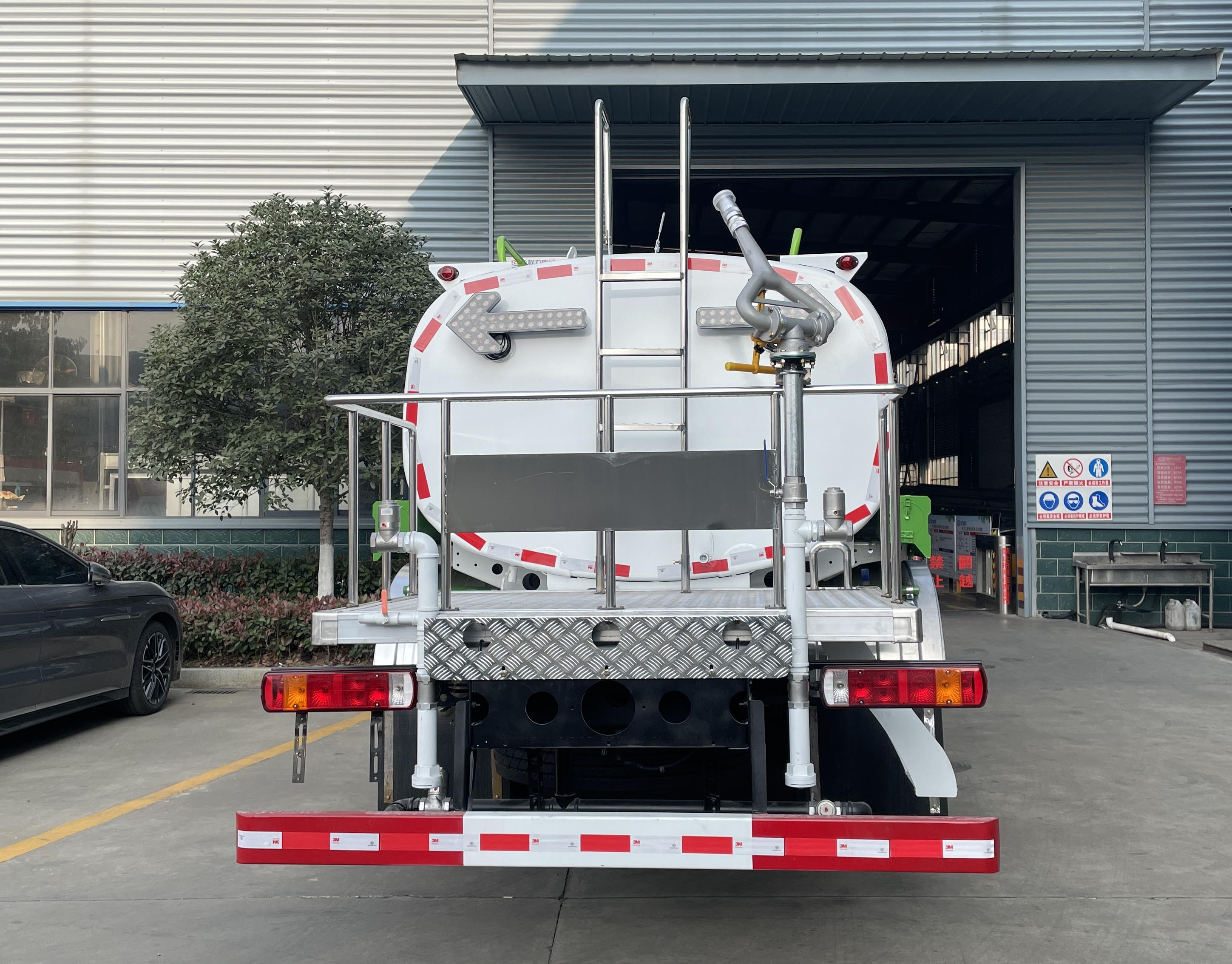 福田智藍(lán)10方純電動(dòng)綠化噴灑車圖片5