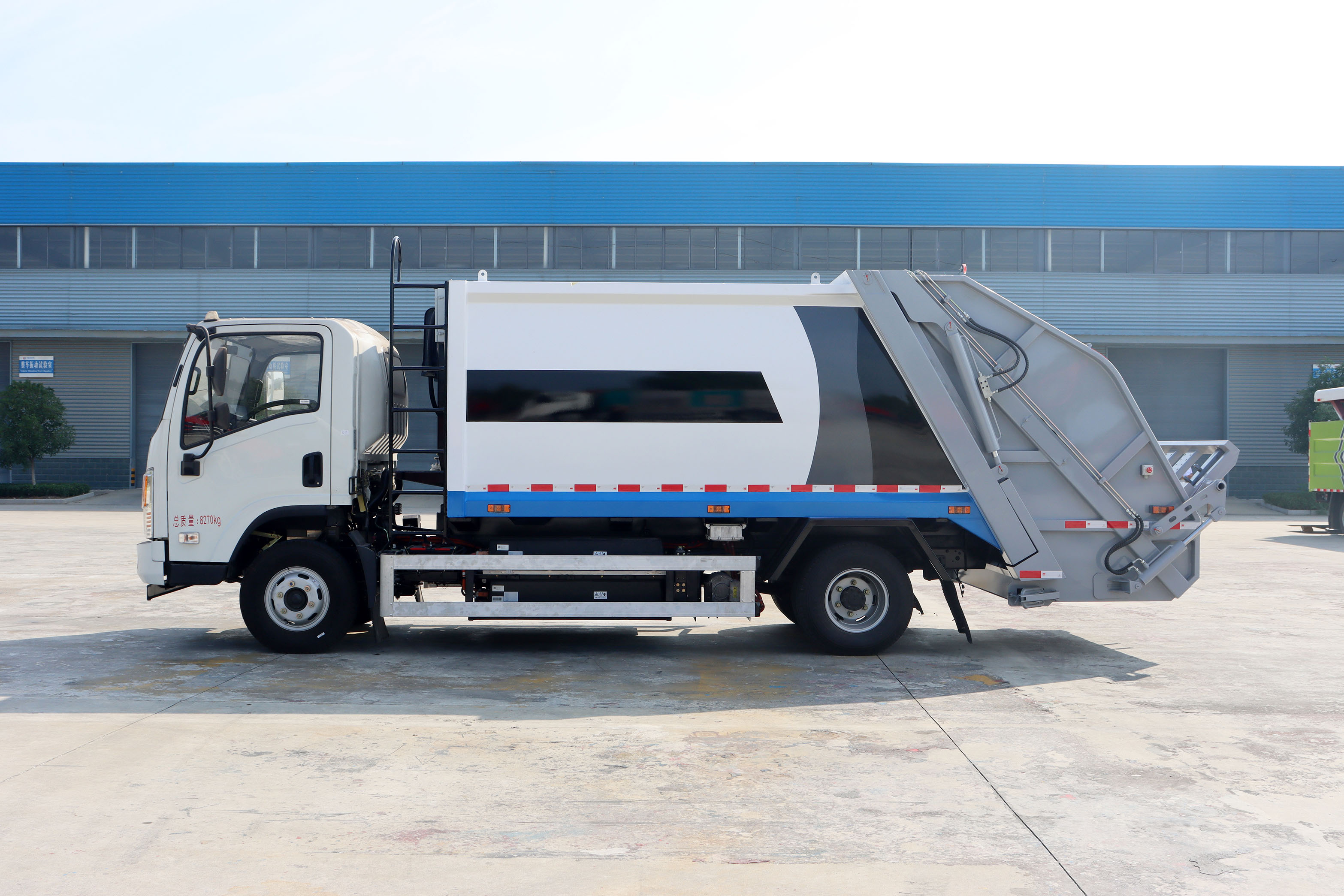 東風(fēng)華神6方純電動(dòng)高端壓縮垃圾車圖片4