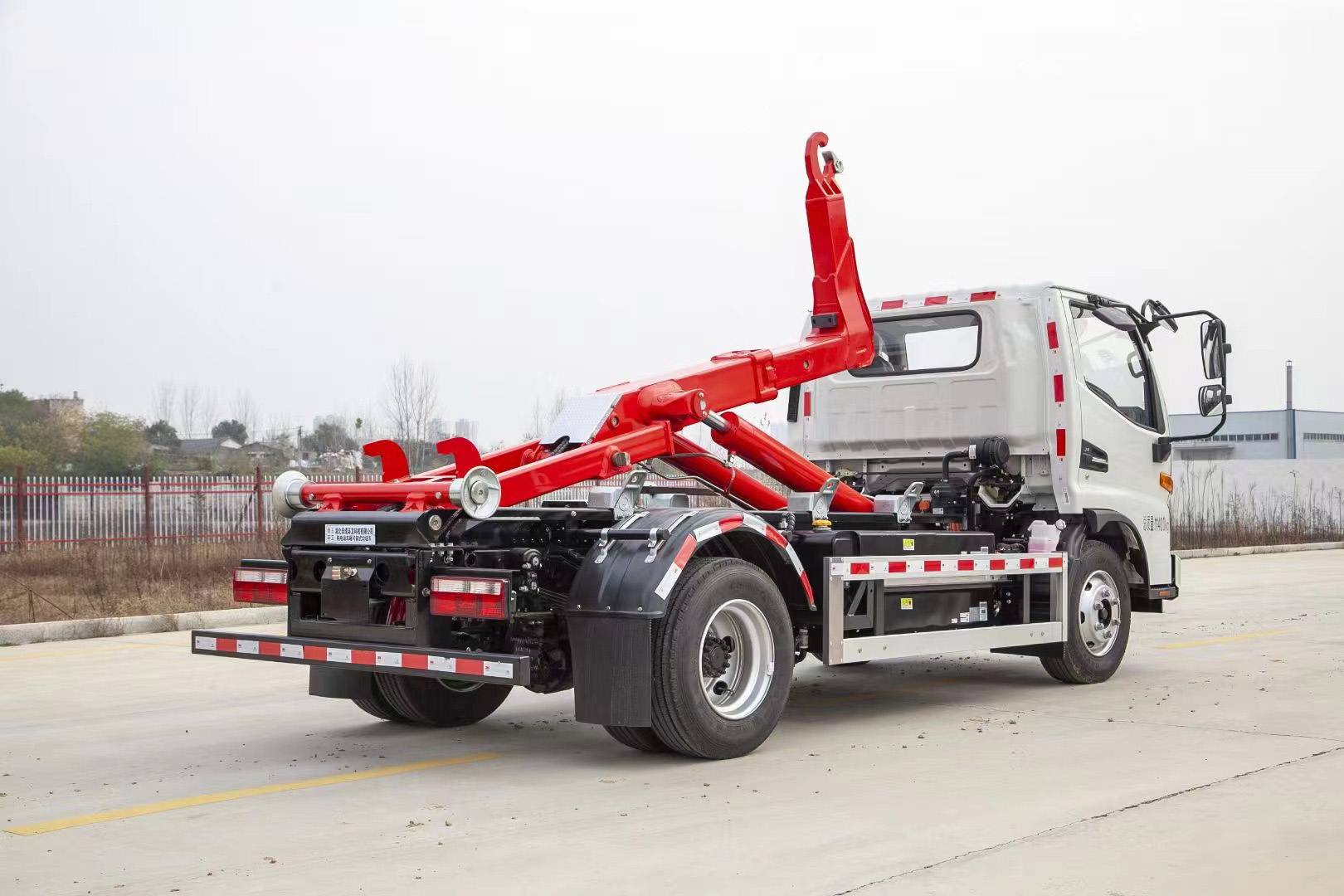 江淮駿鈴純電動(dòng)車(chē)廂可卸式垃圾車(chē)圖片5