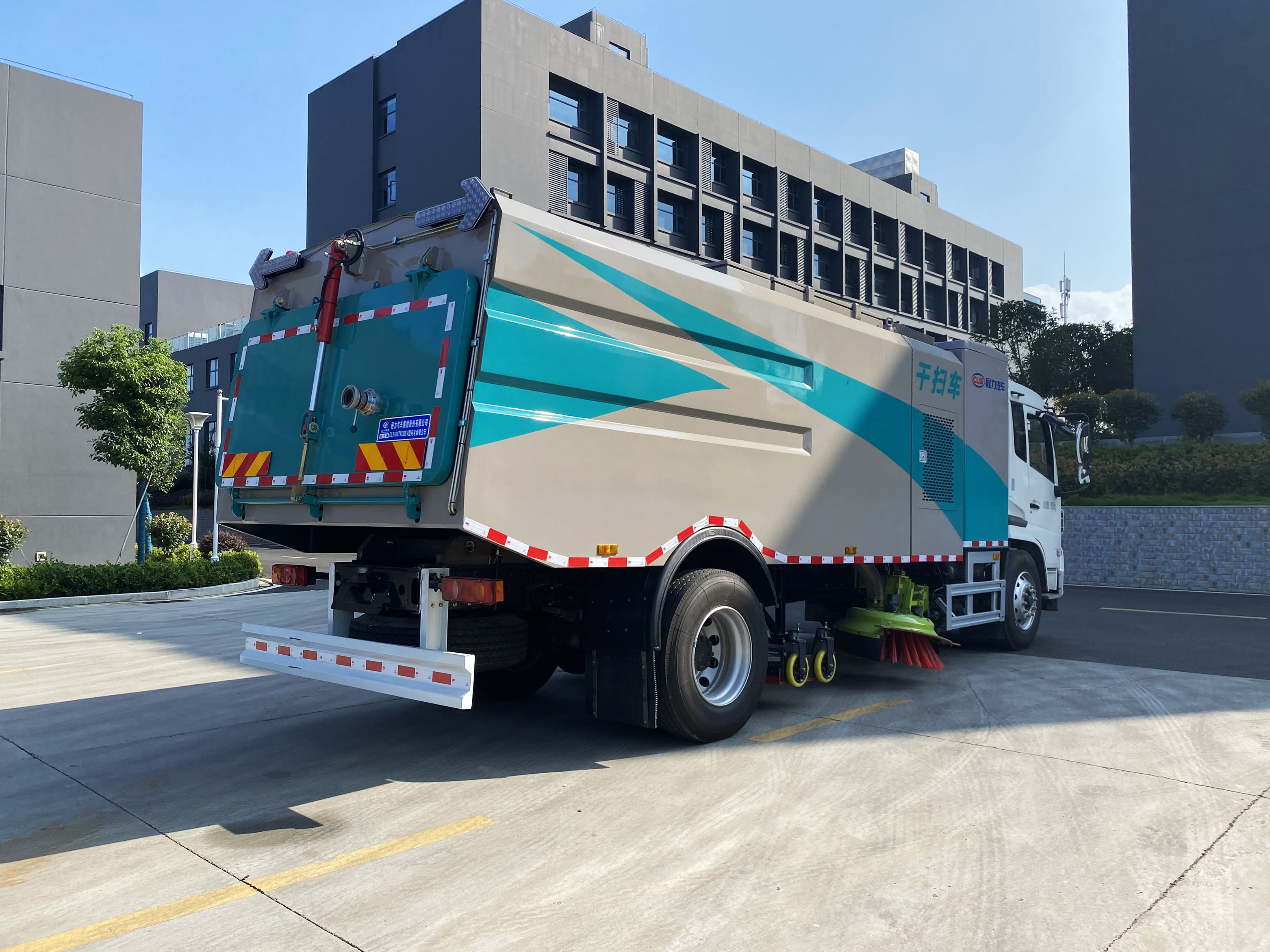 東風(fēng)天錦純電動(dòng)多功能洗掃車圖片4